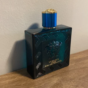 Versace Eros parfym. Äkta och billigt - Tjena Jag säljer min parfym som är helt oanvänd. Jag säljer den pga jag köpte fel, så jag säljer den lite billigare. Den är köpt för 829kr jag kan sänka till 499kr men vid snabb affär kan jag sänka lite till! (Spårbar frakt)