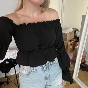 Helt ny - svart topp - PRISLAPP KVAR Svart ”fest” topp från Nelly.com Storlek S 💕