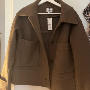 Brun Kappa - Brun kappa i stl S men passar xs för en mer oversize fit. Från Kappahl men helt slutsåld online. Säljer vid bra pris💗 HÖGSTA BUD 1250kr!!