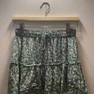 En jättefin grön volang kjol med inbyggda shorts från zara. Kjolen har ett jättefint blommig mönster:)