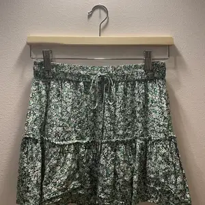 En jättefin grön volang kjol med inbyggda shorts från zara. Kjolen har ett jättefint blommig mönster:)