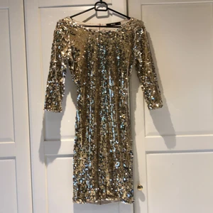 Klänning - Super fin palliet klänning från bik bok. Använd 2-3 gånger. Super fint skick. Kan fraktas! 