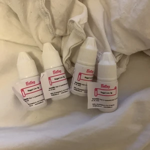 Nagellim - Säljer 4 nagellim. Priset är för alla. Märket bellas