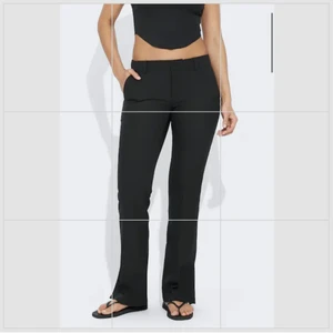 Bikbok kostymbyxor - Lågmidjade kostymbyxor med slit i sidan. Lite för små för mig, slutsålda i de flesta storlekar. Oanvända med lapp kvar TRYCK INTE PÅ KÖP NU