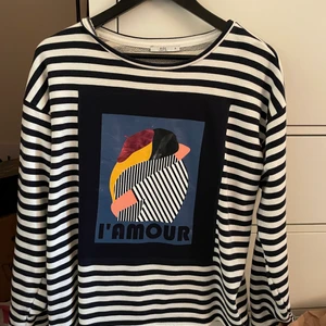 Randig tröja med tryck - Randig snygg tröja från asos, använd ca 3 gånger. Storlek M