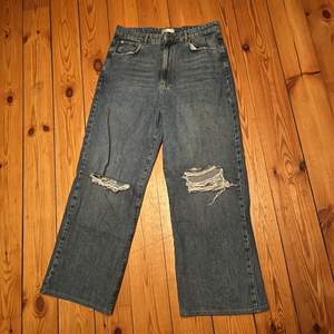 Baggy jeans från gina tricot storlek 44. Sytt upp ca 5 cm ❤️‍🔥