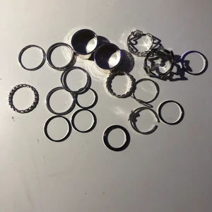 Ringar 10kr - 10kr för alla eller 5kr för alla silvriga och 5kr för hjärtat  Kan mötas upp runt Jönköping annars står köparen för frakt!! Köp mer saker från min profil samtidigt för ett billigare pris!!