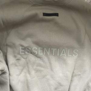 En Essentials sweatshirt storlek S, Essentials tryck på ryggen. Använd 3-5 gånger. Den är i en brun grå färg. 