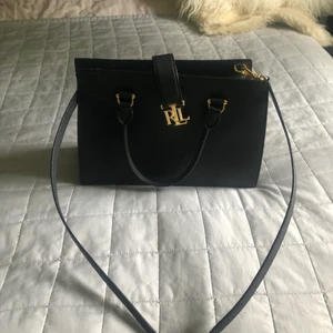 Väska  - Ralf lauren väska i jättefint skick