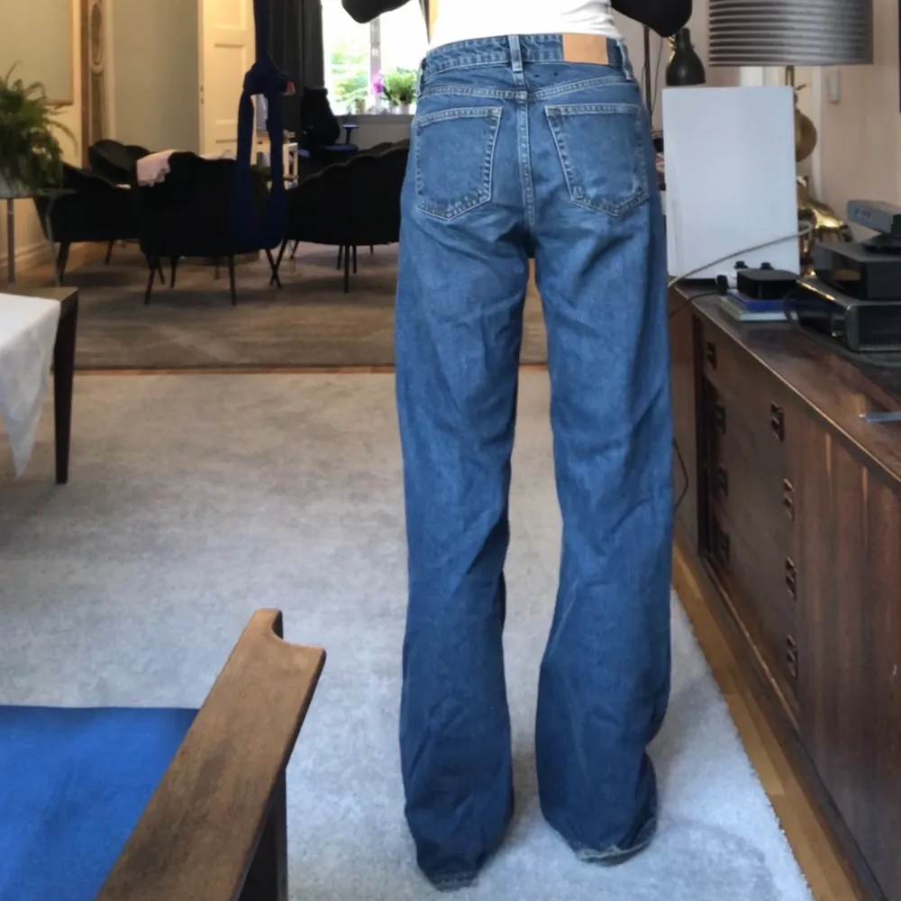 Ett par långa mörkblå monki yoko straight-leg jeans. Säljer för halva inköpspriset eftersom dem är lite slitna i ena bakfickan och längst ned på byxbenen. . Jeans & Byxor.
