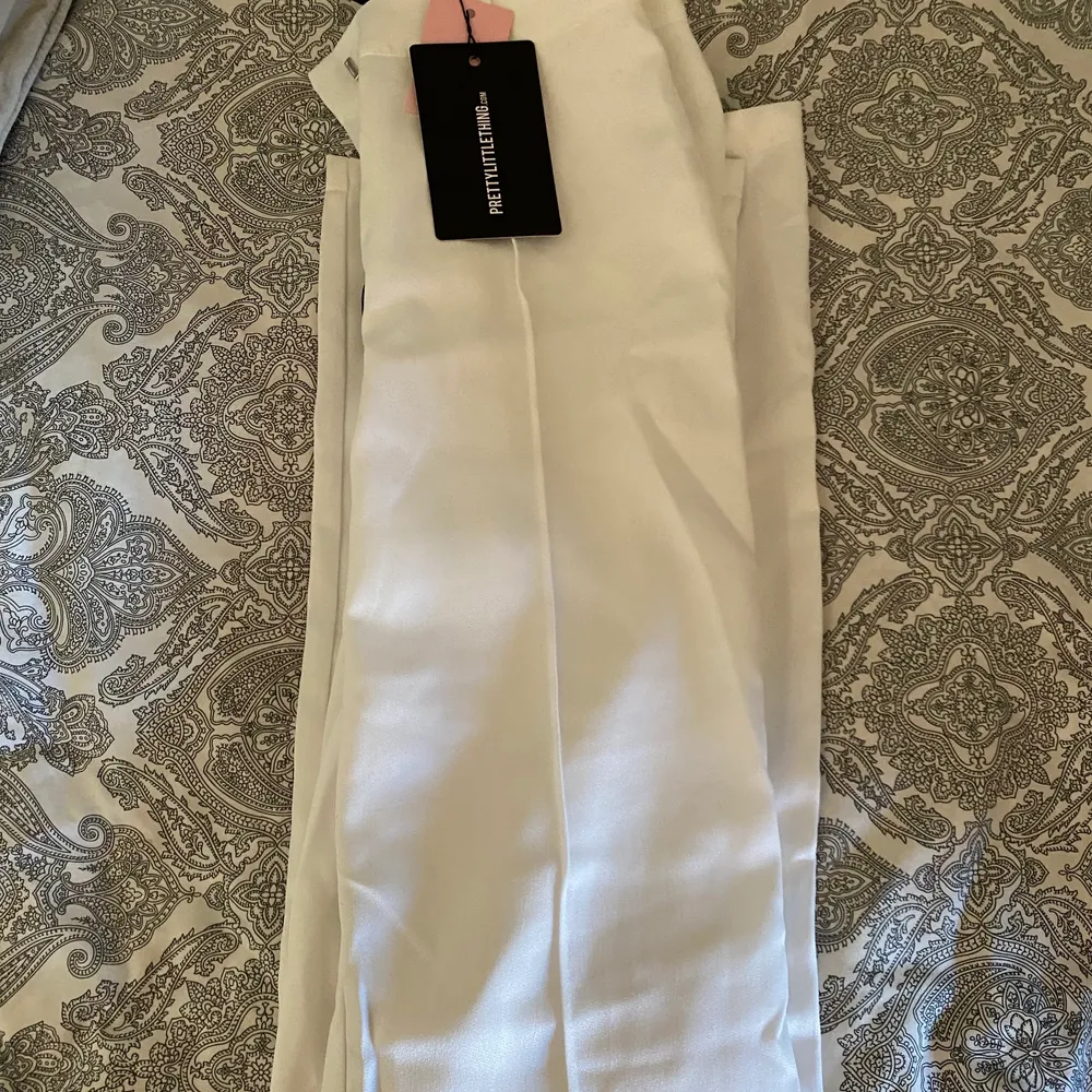 Vita kostym byxor från prettylittlething 💗. Jeans & Byxor.