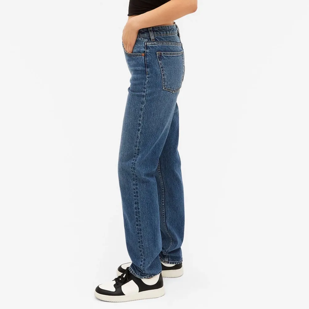 mörk blåa jeans i strl 24 från monki säljs för 250kr+frakt. Jeans & Byxor.