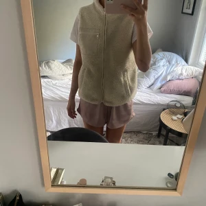 Fluff väst - Sälje min jätte gosiga väst som jag köpte från Lindex för ett bra tag sen, men den ser typ helt ut som ny!!😍s
