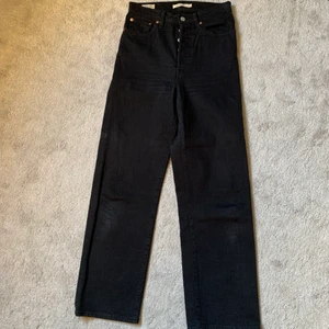 Levis jeans - Otroligt fina Levis jeans! Väldigt stilrena och passar till mycket! Dom är dock för små för mig, där av säljer jag dom<3 Kan mötas upp och skicka 