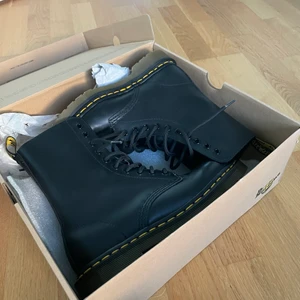 Dr. Martens kängor - Säljer dessa helt oanvända kängor från Dr. Martens! Hör av dig vid frågor😋