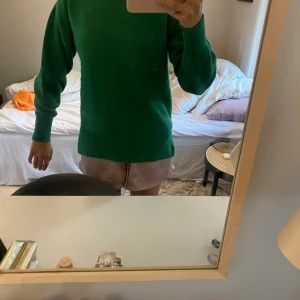 Grön tröja - Säljer denna supergröna tröja från indiska, nästan helt oanvänd.😊 