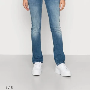 Lågmidjade jeans - Säljer dessa slutsålda pepe jeans i nyskick då de inte sitter som jag vill. Köptes för 1000 kr o säljer  för 300💕