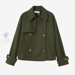 Grön Jacka Mango - Säljer denna populära, slutsålda jacka från Mango! Använd ca 10 ggr så väldigt bra skick. Stl L men passar allt ifrån 34-42 beroende på hur man vill att den ska sitta! Sista två är egna bilder men kan självklart ta fler om så önskas.