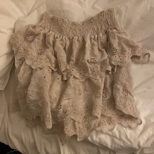 Söt kjol - Söt kjol från en affär i Trosa, jättefin men aldrig använd… den är som ny! 