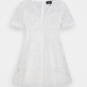 Studentklännning/klänning  - Klänning från the Kooples. Köpt för 3095. Jättefin som studentklänning. Använd 1 gång och även kemtvättad! Det enda är en liten fläck på en av knapparna. Köpt på Zalando där den är slutsåld. 