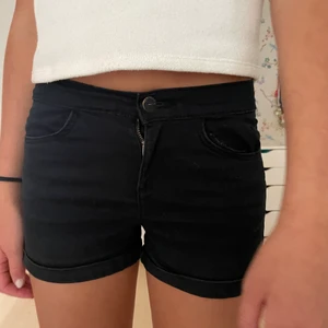 Lågmidjade jeansshorts - Storlek xss-xs💖hör av dig vid frågor och köparen står för frakten!