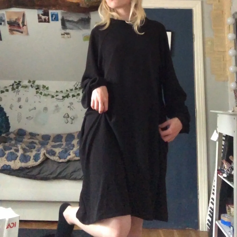 svart klänning som används en gång! går ner till mina knän. Klänningar.