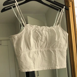 Vit topp - Vit topp med resår. Bra skick och sitter jättegulligt på!