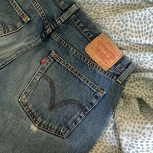 Jeans - Sjukt snygga blåa Levis jeans med midja 30 och längd 32. Har några coola slitningar vid fickorna. Byxorna är använda men i bra skick!