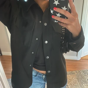 Svart kappa strl s - Super fin kappa till hösten! Alldeles ny, knappt använd.