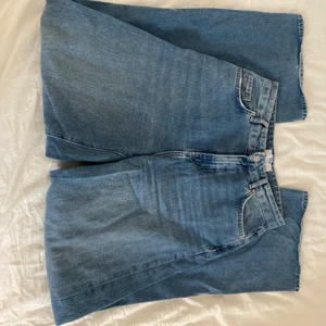 Högmidjade byxor från bershka stl 36 - Säljer mina höjmidjade byxor från Bershka som är i stl 36. Väldigt fina överlag men det är lite slitet nedtill eftersom att de var lite långa för mig. Säljes pga för små