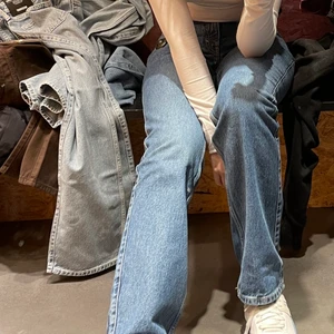 Blåa lågmidjade jeans! - Jättefina mörkblåa lågmidjade arrow jeans 👖:) knappt använda. Skriv om du har några frågor. Frakten ligger på 60. 