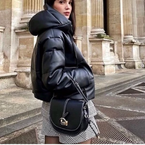 Skinn jacka - Skiiit snygg puff-skinnjacka, den är använd 1 gång så har därav inga tecken på användning och är precis som ny, användes inte pågrund av att jag hade så många andra. Den är i S men är oversized vilket jag älskar! Kan gå ner till 400 vid snabbaffär🫶🏼