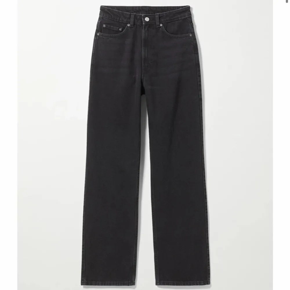 Jeans från Weekday i modellen ”Rowe” i storlek 26/32. Jag är 169cm lång och brukar ha storlek S.. Jeans & Byxor.
