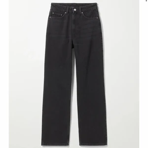Jeans - Jeans från Weekday i modellen ”Rowe” i storlek 26/32. Jag är 169cm lång och brukar ha storlek S.