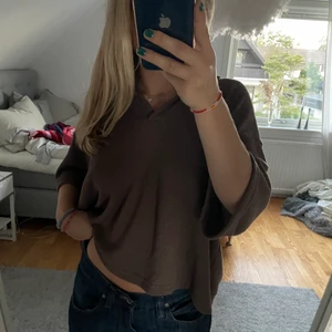 stickad/ virkad tshirt - Assnygg ish stickad/virkad tisha med en liten ”krage”. Supersnygg och inte använd mycket alls❤️