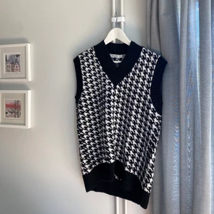 Stickad väst NAKD - Stickad väst från NAKD. Storlek S men rymlig. Sparsamt använd, mycket fint skick!