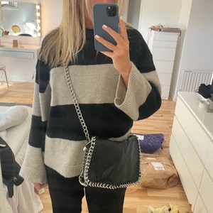 Scorett väska - Väska från scorett i den stora modellen. Den är använd men i bra skick, fråga för för fler bilder på den💕 köparen står för frakten💗