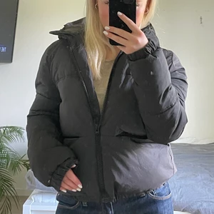 Jacka  - Svart fin jacka köpt från h&m, den är knappt använd och i fint skick🫶 köparen står för frakten på 90kr