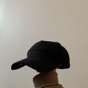 Dsq2 keps black on black - Tjena! Säljer min dsquared2 keps då den inte kommer till användning. Köptes på dsq2s hemsida för något år sedan. Mest legat på hyllan. Köptes för drygt 1200:- 