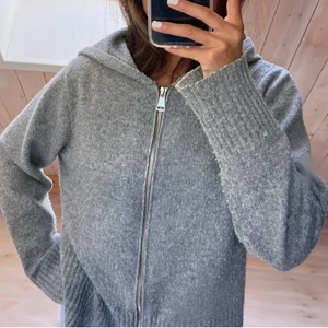 Grå stickad zip up kofta - Stickad kofta. Köpt på Plick, passade inte mig. Står inte vart den är ifrån❤️ flera intressade! Så buda gärna❤️