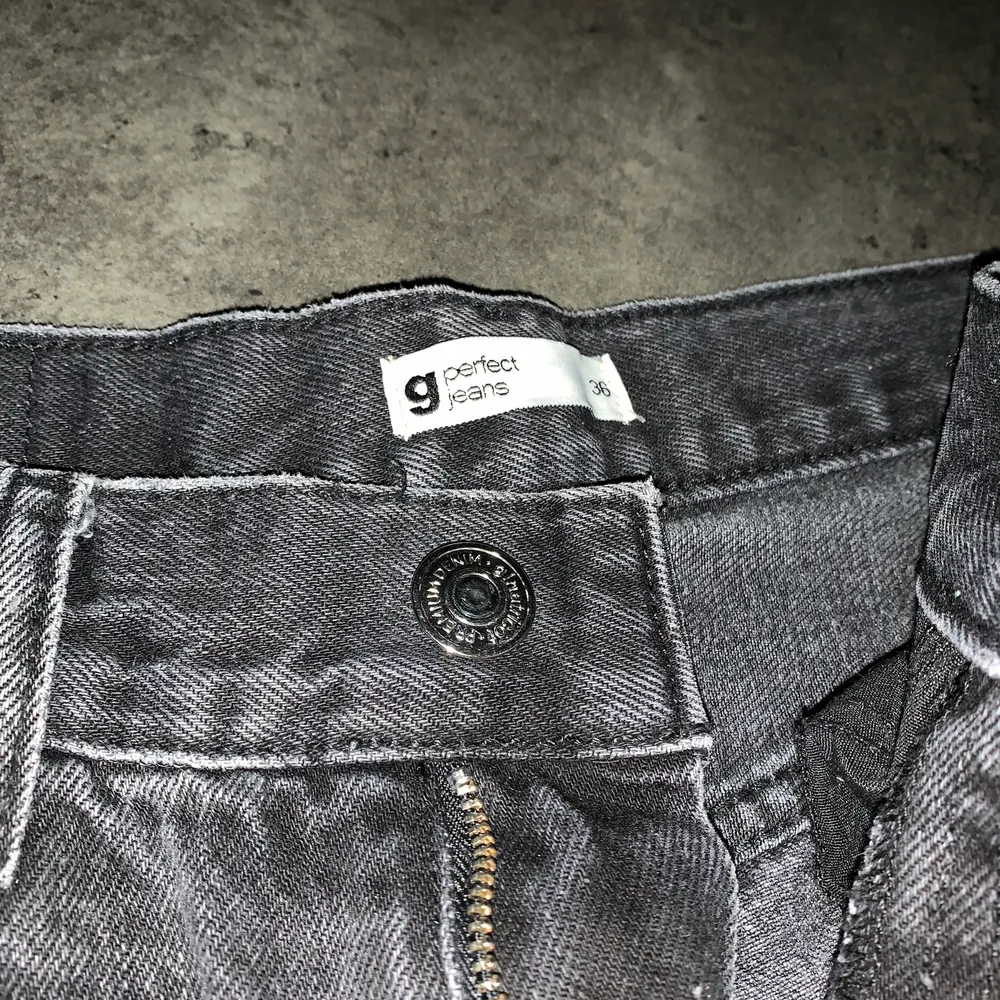 Jag säljer mina lågmidjade svarta jeans med slita längst ner pga att dom blivit för små för mig. Storlek 36, från ginatricot. Köpt för 600, säljer för 300 + 66kr frakt!. Jeans & Byxor.