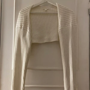 Bolero - Säljer min bolero från H&M. Säljer då jag inte använder den så mycket längre. Hör av er vid frågor❤️