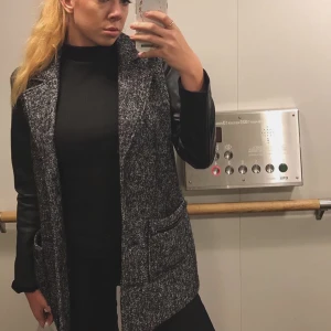 Jacka strl S - Kollar intresset på denna jacka/kappa från märket Forever21 i storlek S. ❣️ Tycker den är hur ball som helst men har blivit för tight i ryggen på mig. Om du är intresserad så lägg ett prisförslag. 💕