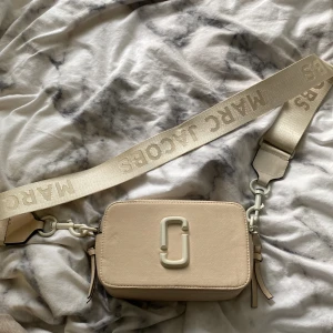 Marc Jacobs Väska - Jag säljer en marc jacobs väska i färgen beige.  Pris kan diskuteras
