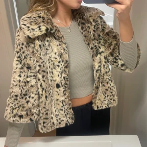 Jacka - Säljer denna jättecoola Faux fur jackan. Jackan är trekvartsärmad och är den perfekta jackan för utgång 🐆