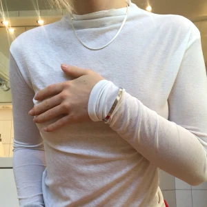 Vit långärmad tröja nakd  - Vit långärmad lätt genomskinlig tröja från nakd. Nyskick och jättefin passform