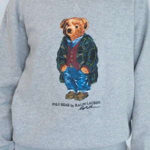 Ralph Lauren Polo Bear - Säljer nu många av mina plagg jag inte använder längre, bla denna fina tröja. (Bild från hemsida) NYPRIS 1200kr, säljer för 300kr då jag använt den mycket förr. Är storleksenig, sitter bra på mig som har xs om man vill ha den lite overzise.