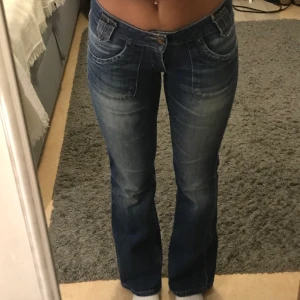 Lee jeans - Bootcut low-waist lee jeans köpta på sellpy. Okej skick, lite slitna nedtill. Supercoola bakfickor!! Innerbenslängd: 78cm Midjemått: 68cm !!Jag är 162 cm lång!! Säljer direkt för 400kr!!