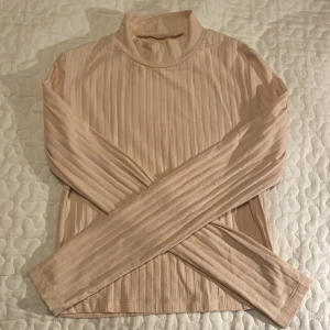 Ljusrosa tajt tröja - En söt ljusrosa tröja med lite krage 😁