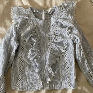 Spets blus - Supersöt blåvit blus med spets från HM. I storlek 34. Endast använd fåtal gånger, så den är i gott skick. Köparen står för frakt. Pris kan diskuteras❤️